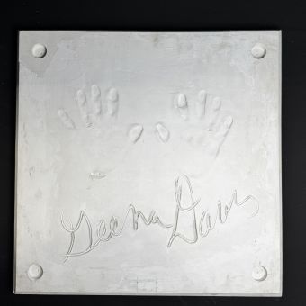 Geena Davis Planet Hollywood Signed Plaster Handprints